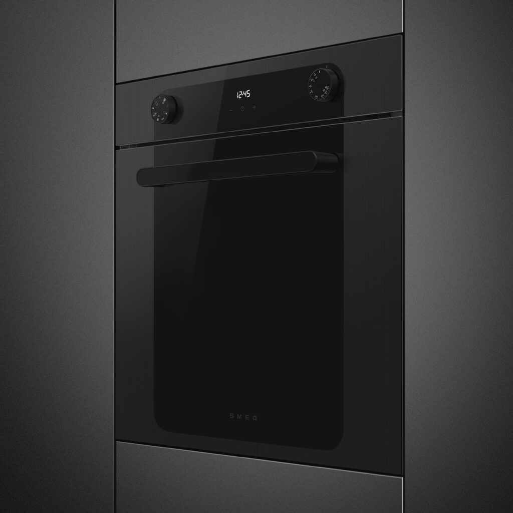 Smeg SF6200TBI Musa built-in oven in black